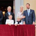 Harald et Sonja de Norvège: La famille royale réunie en choeur pour leurs 75 ans