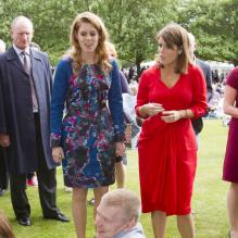 Les princesses Beatrice et Eugenie d'York ont donné encore plus de goût au pique-nique du Big Jubilee Lunch dans les jardins de Buckingham Palace, le 4 juin 2012, en allant à la rencontre des 12 000 heureux invités.