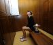 Maria Sharapova savoure dans les vestiaires, quelques minutes après son triomphe à Roland-Garros, avec la coupe Suzanne Lenglen, à Paris, le 9 juin 2012.