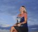 Maria Sharapova, quelques heures après son triomphe à Roland-Garros, a pris la pose avec la coupe Suzanne Lenglen devant la Tour Eiffel, à Paris, le 9 juin 2012.