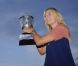 Maria Sharapova, quelques heures après son triomphe à Roland-Garros, a pris la pose avec la coupe Suzanne Lenglen devant la Tour Eiffel, à Paris, le 9 juin 2012.