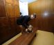 Maria Sharapova savoure dans les vestiaires, quelques minutes après son triomphe à Roland-Garros, avec la coupe Suzanne Lenglen, à Paris, le 9 juin 2012.