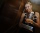 Maria Sharapova savoure dans les vestiaires, quelques minutes après son triomphe à Roland-Garros, avec la coupe Suzanne Lenglen, à Paris, le 9 juin 2012.