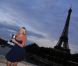 Maria Sharapova, quelques heures après son triomphe à Roland-Garros, a pris la pose avec la coupe Suzanne Lenglen devant la Tour Eiffel, à Paris, le 9 juin 2012.