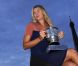 Maria Sharapova, quelques heures après son triomphe à Roland-Garros, a pris la pose avec la coupe Suzanne Lenglen devant la Tour Eiffel, à Paris, le 9 juin 2012.