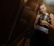 Maria Sharapova savoure dans les vestiaires, quelques minutes après son triomphe à Roland-Garros, avec la coupe Suzanne Lenglen, à Paris, le 9 juin 2012.
