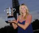 Maria Sharapova, quelques heures après son triomphe à Roland-Garros, a pris la pose avec la coupe Suzanne Lenglen devant la Tour Eiffel, à Paris, le 9 juin 2012.