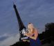 Maria Sharapova, quelques heures après son triomphe à Roland-Garros, a pris la pose avec la coupe Suzanne Lenglen devant la Tour Eiffel, à Paris, le 9 juin 2012.
