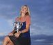Maria Sharapova, quelques heures après son triomphe à Roland-Garros, a pris la pose avec la coupe Suzanne Lenglen devant la Tour Eiffel, à Paris, le 9 juin 2012.