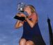 Maria Sharapova, quelques heures après son triomphe à Roland-Garros, a pris la pose avec la coupe Suzanne Lenglen devant la Tour Eiffel, à Paris, le 9 juin 2012.
