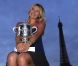 Maria Sharapova, au soir de son triomphe à Roland-Garros, a pris la pose avec la coupe Suzanne Lenglen devant la Tour Eiffel, à Paris, le 9 juin 2012.