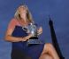 Maria Sharapova, quelques heures après son triomphe à Roland-Garros, a pris la pose avec la coupe Suzanne Lenglen devant la Tour Eiffel, à Paris, le 9 juin 2012.