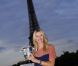 Maria Sharapova, quelques heures après son triomphe à Roland-Garros, a pris la pose avec la coupe Suzanne Lenglen devant la Tour Eiffel, à Paris, le 9 juin 2012.