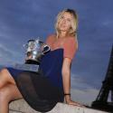 Maria Sharapova : Douche de champagne et poses glamour devant la Tour Eiffel
