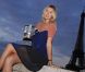 Maria Sharapova, très glamour quelques heures après son triomphe à Roland-Garros, a pris la pose avec la coupe Suzanne Lenglen devant la Tour Eiffel, à Paris, le 9 juin 2012.