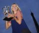 Maria Sharapova, quelques heures après son triomphe à Roland-Garros, a pris la pose avec la coupe Suzanne Lenglen devant la Tour Eiffel, à Paris, le 9 juin 2012.