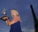 Maria Sharapova, quelques heures après son triomphe à Roland-Garros, a pris la pose avec la coupe Suzanne Lenglen devant la Tour Eiffel, à Paris, le 9 juin 2012.