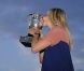 Maria Sharapova, quelques heures après son triomphe à Roland-Garros, a pris la pose avec la coupe Suzanne Lenglen devant la Tour Eiffel, à Paris, le 9 juin 2012.