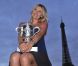 Maria Sharapova, quelques heures après son triomphe à Roland-Garros, a pris la pose avec la coupe Suzanne Lenglen devant la Tour Eiffel, à Paris, le 9 juin 2012.