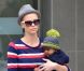 Charlize Theron et son fils Jackson, 6 mois, dans les rues de Los Angeles, le 11 juin 2012.