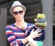 Charlize Theron et son fils Jackson dans les rues de Los Angeles, le 11 juin 2012.
