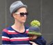 Charlize Theron et son fils Jackson dans les rues de Los Angeles, le 11 juin 2012.