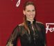 Hilary Swank, ravissante et habillée d'un look de la collection automne 2012, assiste au défilé Croisière 2013 de Salvatore Ferragamo à la Galerie Denon au Louvre. Paris, le 12 juin 2012.