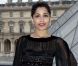 Freida Pinto, stylée et très chic dans un total look black, assiste au défilé Croisière 2013 de Salvatore Ferragamo à la Galerie Denon au Louvre. Paris, le 12 juin 2012.