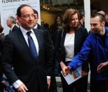 Le président François Hollande et Valérie Trierweiler lors de la vente aux enchères exceptionnelle des toiles de Florence Cassez, à Paris, le 16 juin 2012.