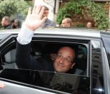 François Hollande quitte la vente aux enchères exceptionnelle des toiles de Florence Cassez, à Paris, le 16 juin 2012.