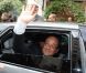 François Hollande quitte la vente aux enchères exceptionnelle des toiles de Florence Cassez, à Paris, le 16 juin 2012.