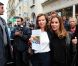 Melissa Theuriau et Valérie Trierweiler lors de la vente aux enchères exceptionnelle des toiles de Florence Cassez, à Paris, le 16 juin 2012.
