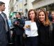Melissa Theuriau et Valérie Trierweiler lors de la vente aux enchères exceptionnelle des toiles de Florence Cassez, à Paris, le 16 juin 2012.