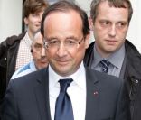 François Hollande lors de la vente aux enchères des toiles de Florence Cassez, à Paris, le 16 juin 2012.