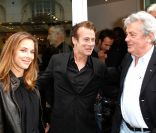 Melissa, Franck Dubosc et Alain Delon lors de la vente aux enchères des toiles de Florence Cassez, à Paris, le 16 juin 2012.