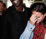 Omar et Hélène Sy lors de la vente aux enchères des toiles de Florence Cassez, à Paris, le 16 juin 2012.
