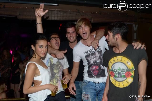 Isabella, David, Sergueï ( Secret Story 6 ) et Simon, Zelko, Rudy ( Secret Story 5) au Duplex, discothèque parisienne, le mardi 19 juin 2012.