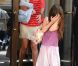 Suri Cruise avec sa mère Katie Holmes. New York le 22 juin 2012.
