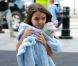 Si Suri Cruise aime la mode, elle reste une enfant et ne quitte pas son doudou. New York le 22 juin 2012.