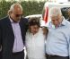 Les parents d'Amy Winehouse se recueillent devant sa maison dans le quartier de Camden, à Londres, le 23 juillet 2011.
