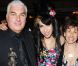 Amy Winehouse entourée de son père Mitch et de sa mère Janis à Londres, le 22 mai 2008.
