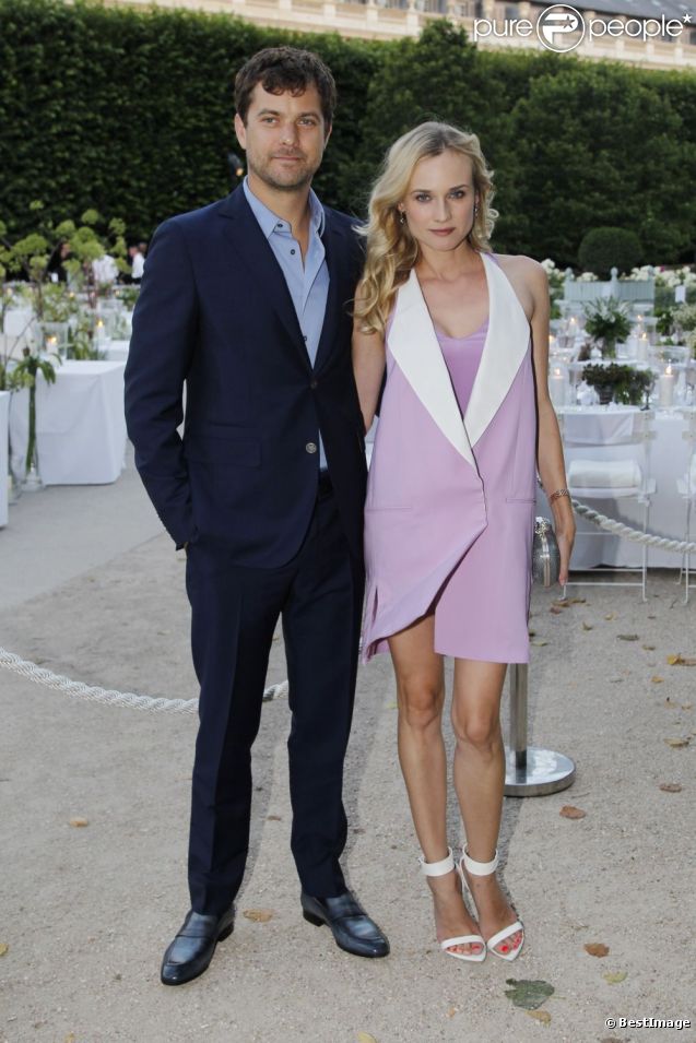 Diane Kruger accompagnée de Joshua Jackson sublime en 3.1 Phillip Lim et sandales Givenchy à la présentation Berluti. Paris, le 29 juin 2012.
