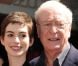 Anne Hathaway et Sir Michael Caine lorsque Christopher Nolan laisse ses empreintes au Grauman's Chinese Theater à Hollywood à Los Angeles le samedi 7 juillet 2012