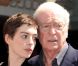Anne Hathaway et Sir Michael Caine lorsque Christopher Nolan laisse ses empreintes au Grauman's Chinese Theater à Hollywood à Los Angeles le samedi 7 juillet 2012