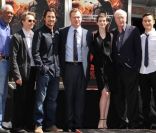 Morgan Freeman, Gary Oldman, Christian Bale, Anne Hathaway, Sir Michael Caine et Joseph Gordon-Levitt lorsque Christopher Nolan laisse ses empreintes au Grauman's Chinese Theater à Hollywood à Los Angeles le samedi 7 juillet 2012