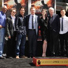 Morgan Freeman, Gary Oldman, Christian Bale, Anne Hathaway, Sir Michael Caine et Joseph Gordon-Levitt lorsque Christopher Nolan laisse ses empreintes au Grauman's Chinese Theater à Hollywood à Los Angeles le samedi 7 juillet 2012