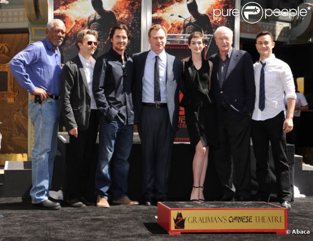 Morgan Freeman, Gary Oldman, Christian Bale, Anne Hathaway, Sir Michael Caine et Joseph Gordon-Levitt lorsque Christopher Nolan laisse ses empreintes au Grauman's Chinese Theater à Hollywood à Los Angeles le samedi 7 juillet 2012