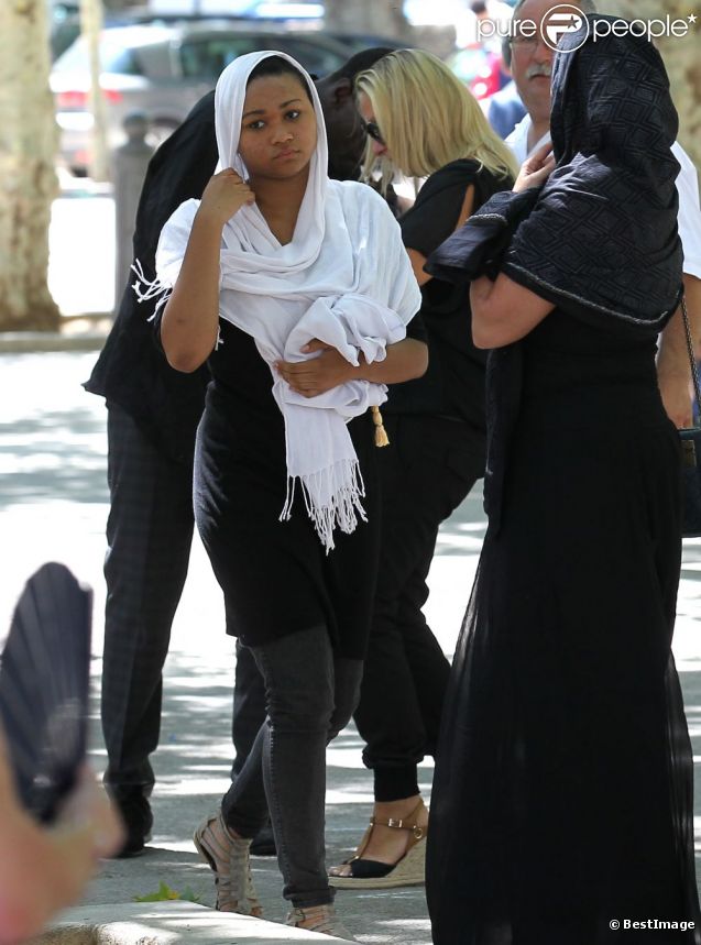Sa fille aînée Tessa aux obsèques de son père Mouss Diouf, le 9 juillet 2012, à Auriol.