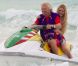 Richard Branson s'amuse comme un petit fou sur la plage de Cancun le 8 juillet 2012 en compagnie de charmantes créatures et de son président Steve Ridgway