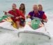 Richard Branson s'amuse comme un petit fou sur la plage de Cancun le 8 juillet 2012 en compagnie de charmantes créatures et de son président Steve Ridgway
